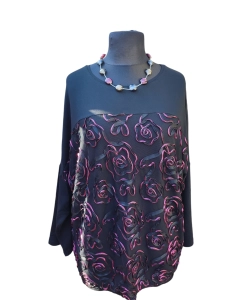 Wieczorowa czarna bluzka z koronką i haftowanymi kwiatami